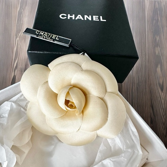 Authentic CHANEL Ivory Beige Camellia Flower Brooch Pin with Box & Tissue Paper - Picture 1 of 13